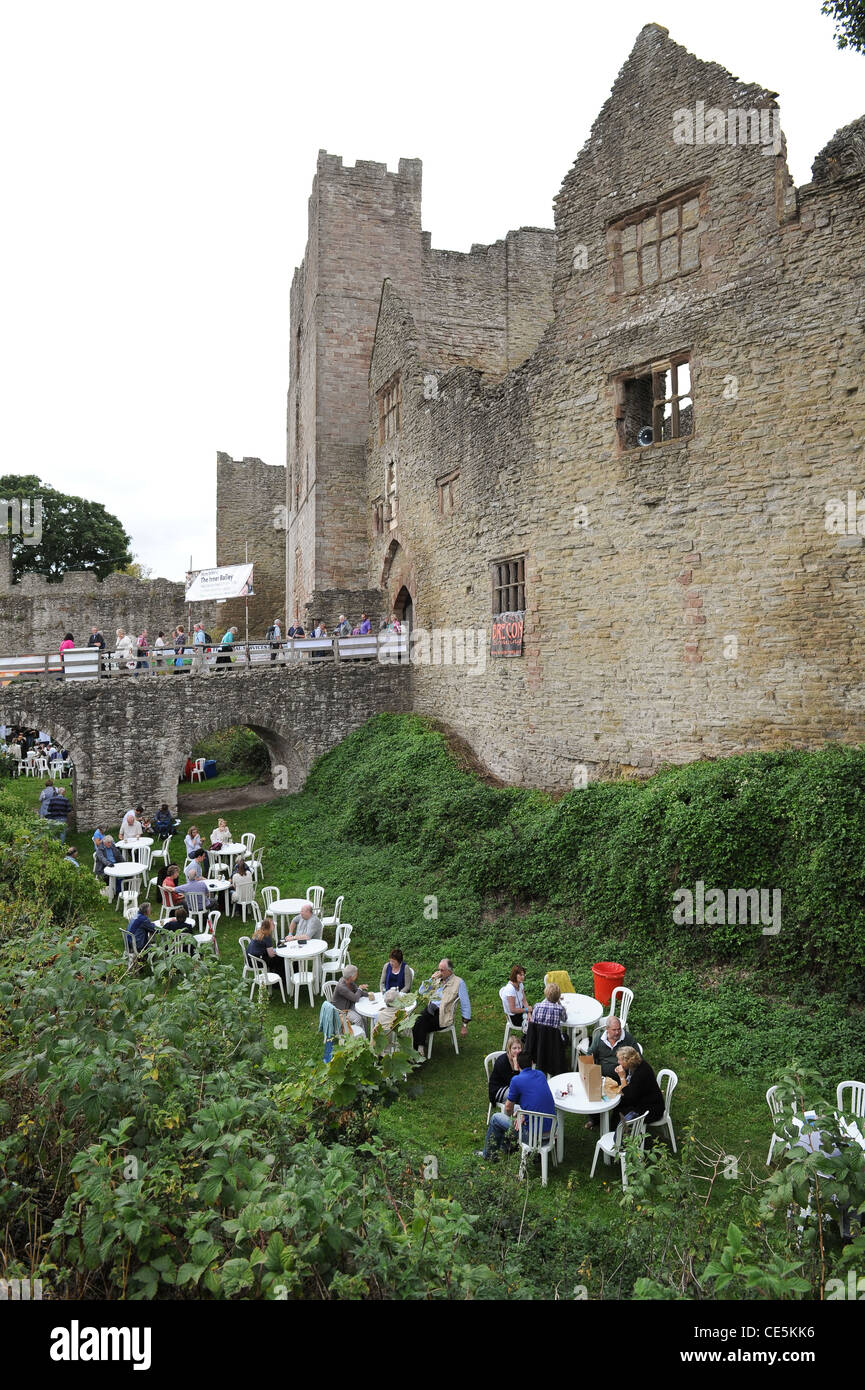 Vista generale del Ludlow Castle fossato a Ludlow Food Festival con i visitatori godere rinfreschi. Foto Stock
