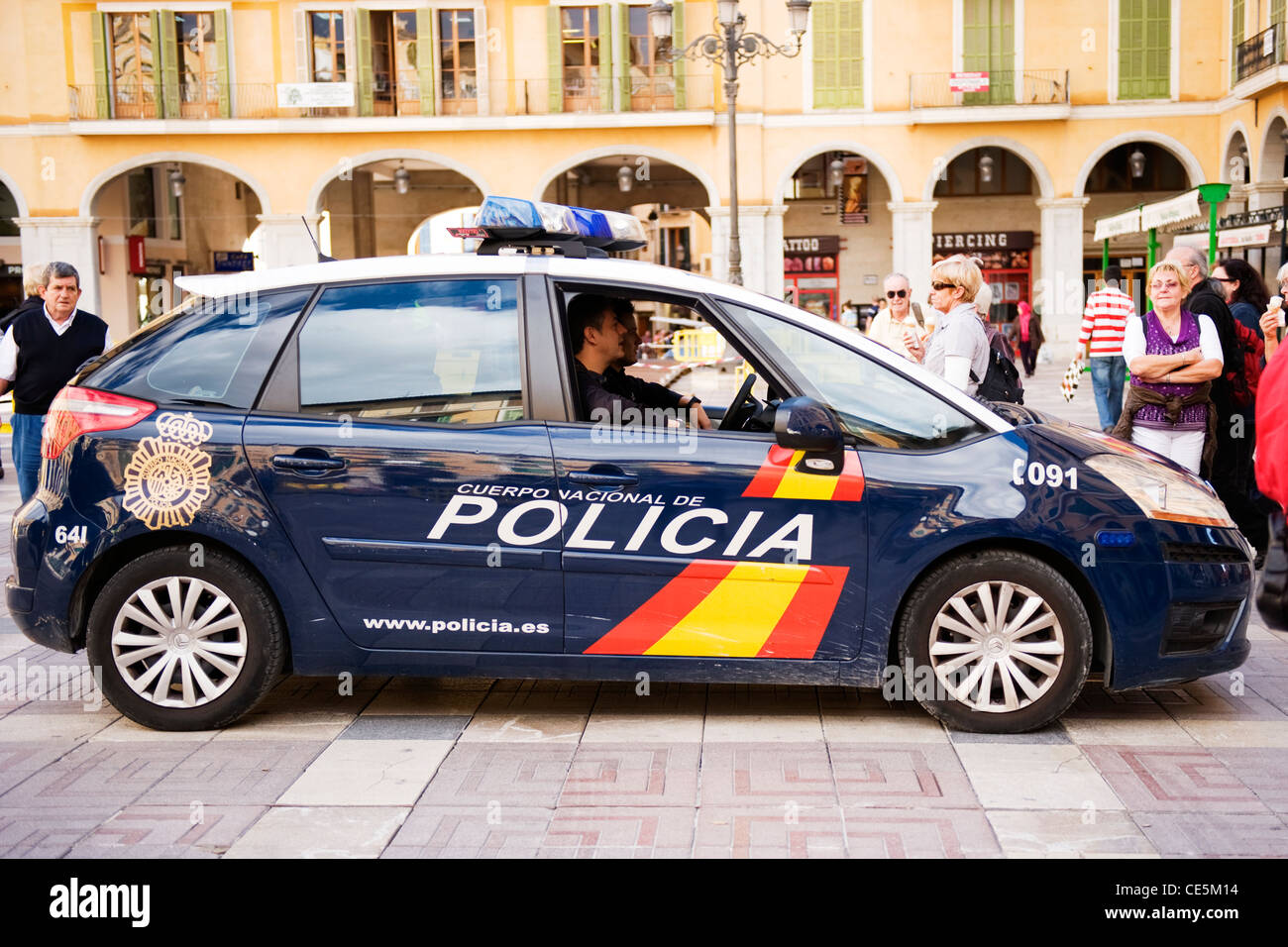 Spagna Espana Baleari Isole Baleari Maiorca Palma Maiorca Palma polizia polizia polizia Citroen auto in occupato Placa Mayor arcade turisti tatuaggio piercing negozio Foto Stock