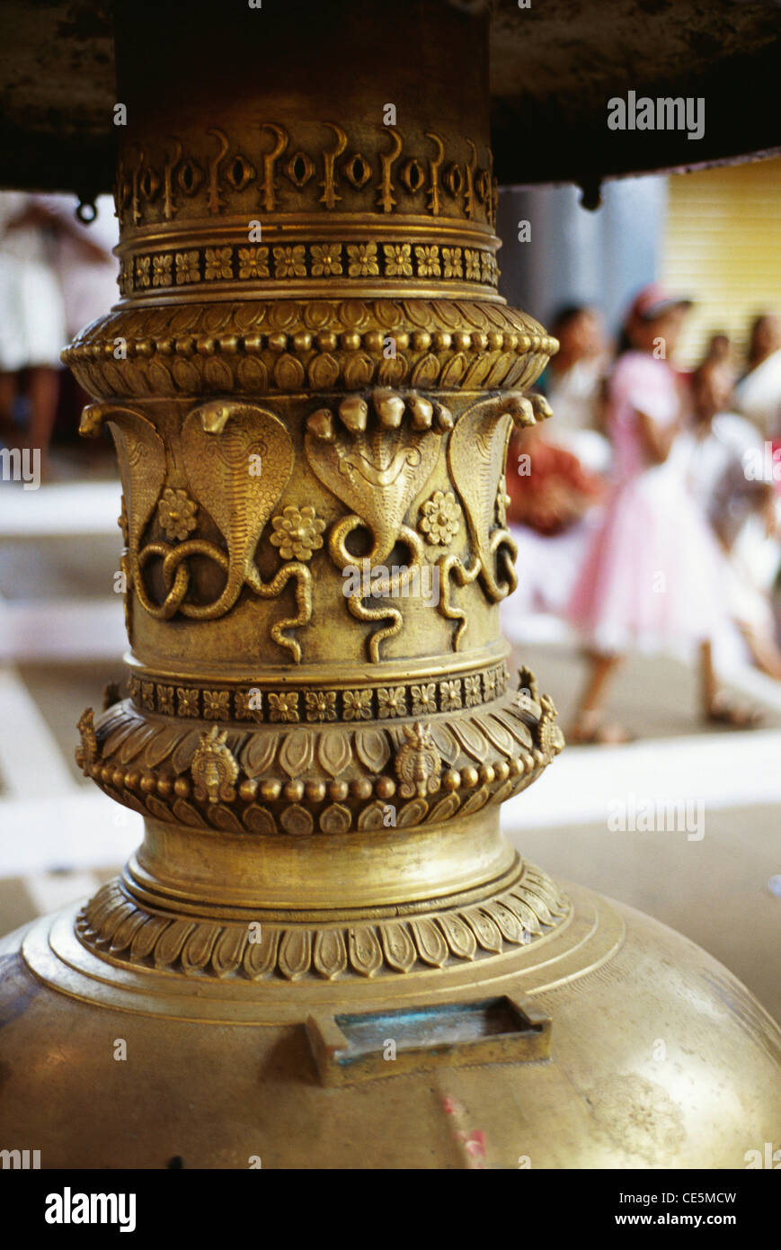 Snake scolpite sulla lampada in ottone torre stambha profonda nel tempio a Trichur ; Kerala ; India Foto Stock