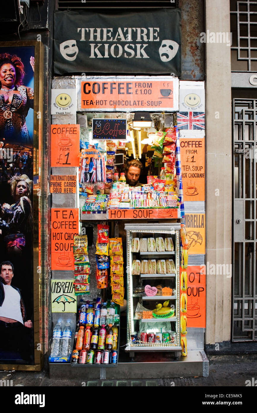 Tottenham Court Road West End London Dominion Theatre theatre chiosco dolci dolci caramelle snack Drink shop store fornitore barbuto street scene marciapiede Foto Stock