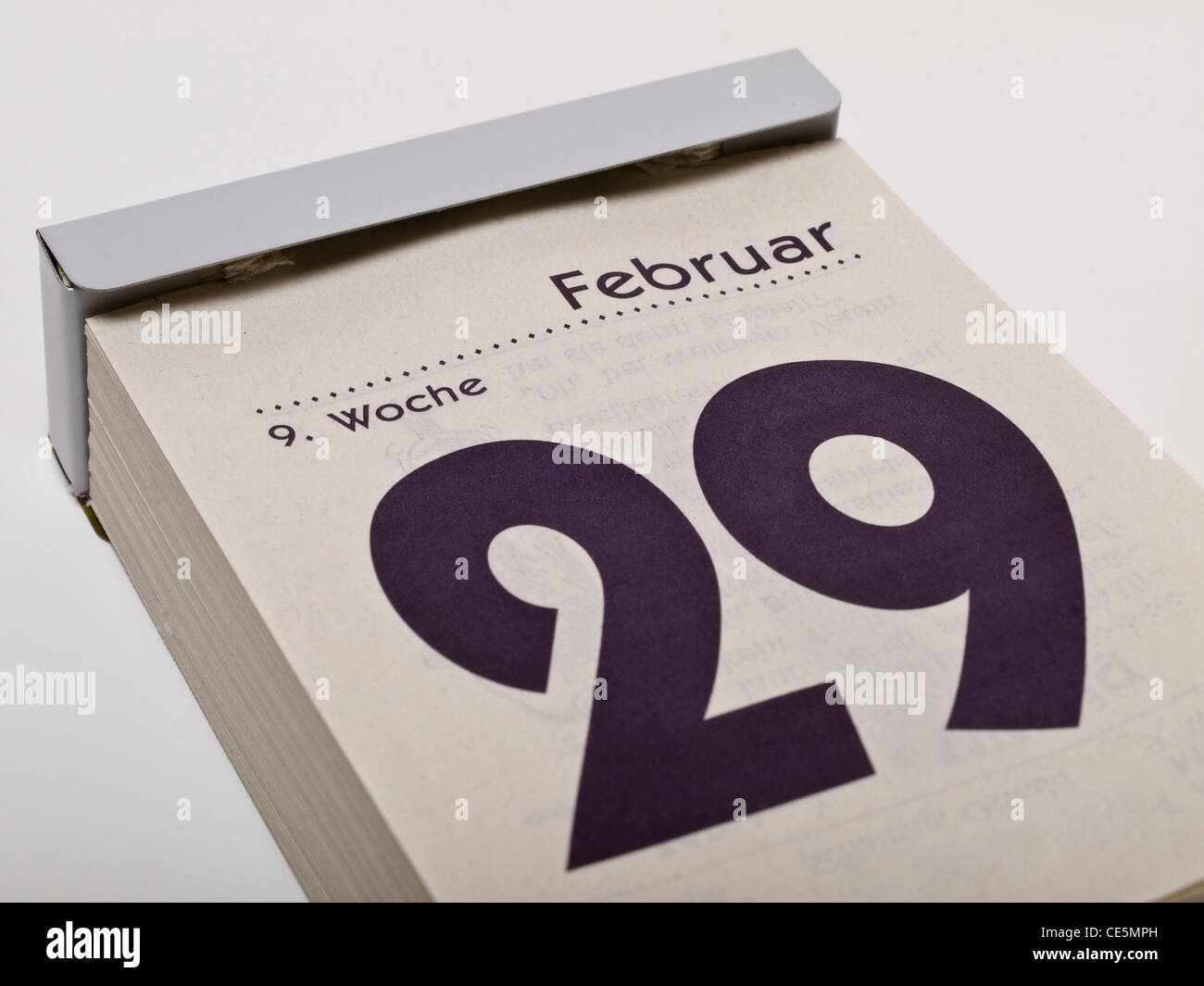 Ein Kalender zeigt den 29. Februar, Schalttag, un | un calendario mostra Febbraio 29th, giorno intercalare Foto Stock