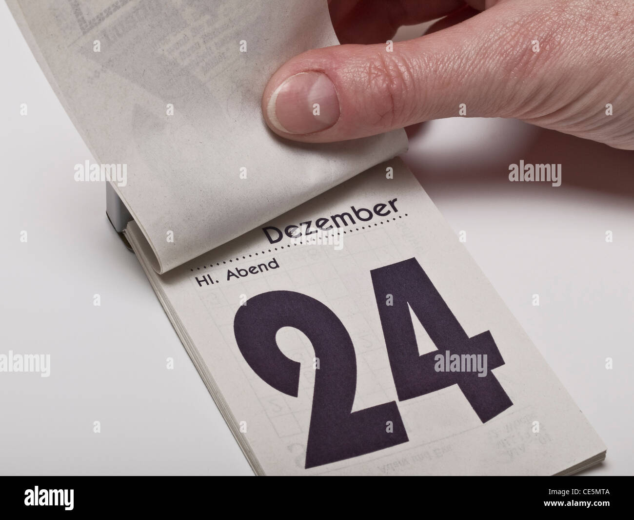 Un foglio di calendario è il sollevamento e mostra Dicembre 24th, la vigilia di Natale Foto Stock