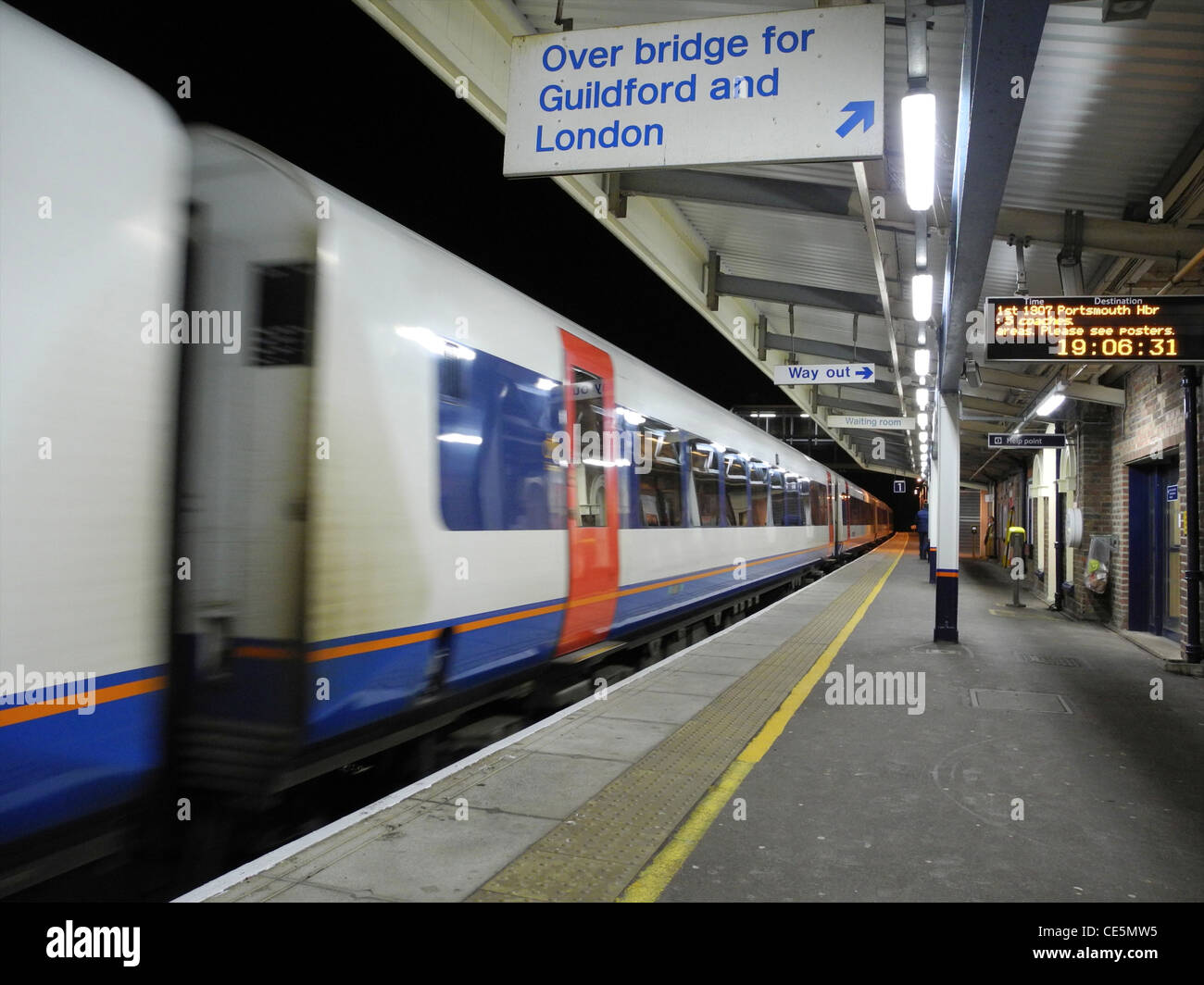 I passeggeri in arrivo con il Regno Unito ferrovia stazione di piattaforma solo uso editoriale Foto Stock