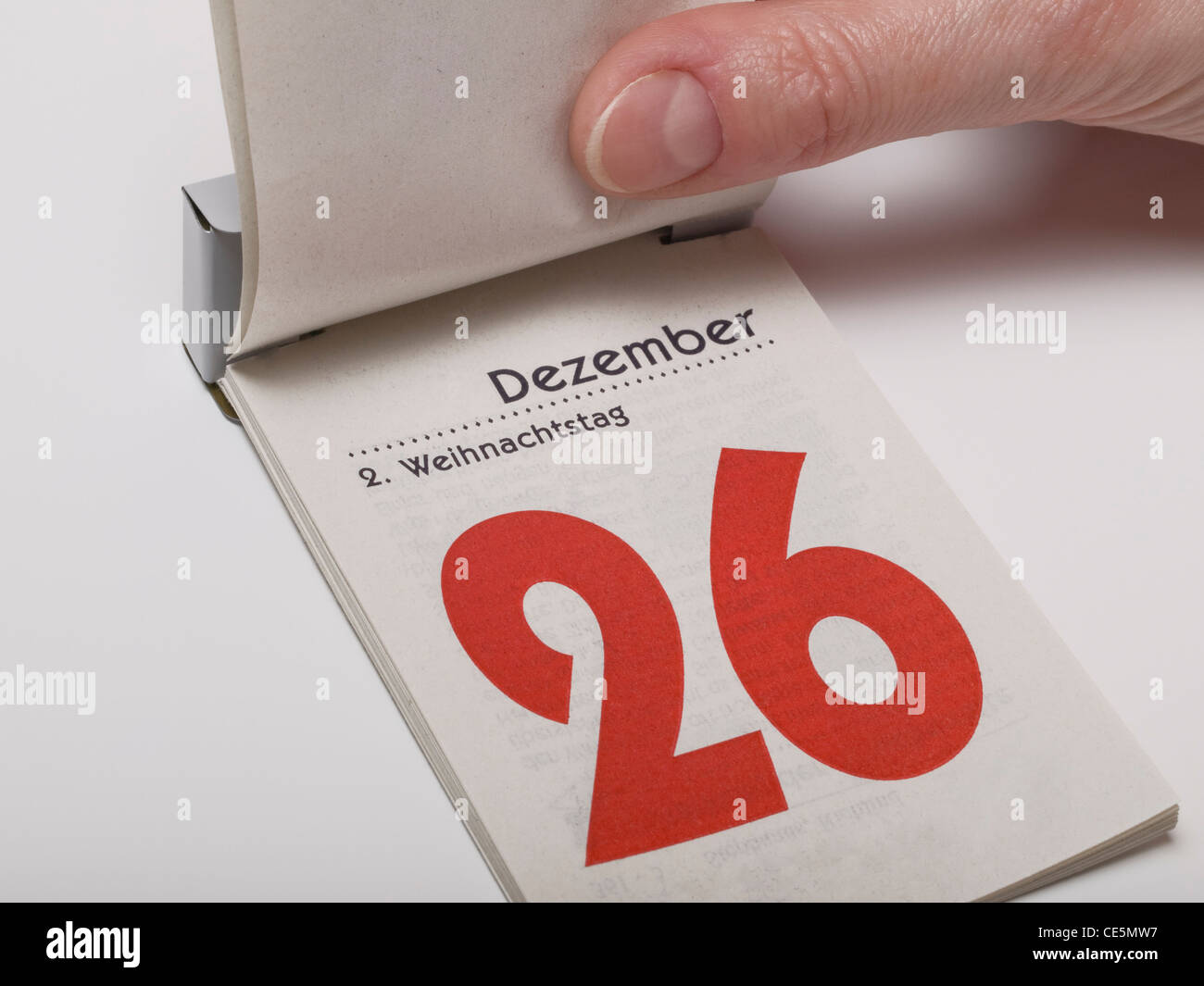 Un foglio di calendario è il sollevamento e mostra Dicembre 26th,secondo giorno di Natale Foto Stock