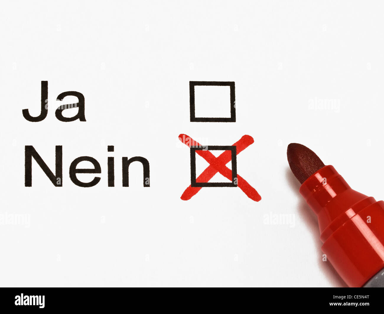 No " in tedesco è contrassegnata con una croce su un pezzo di carta.  Accanto è una penna rossa Foto stock - Alamy