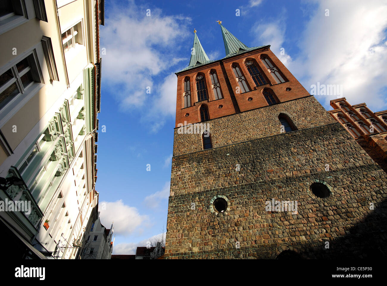 Berlino, Germania. La ricostruita chiesa duecentesca di Nikolaikirche nel distretto Nikolai della città. 2012. Foto Stock