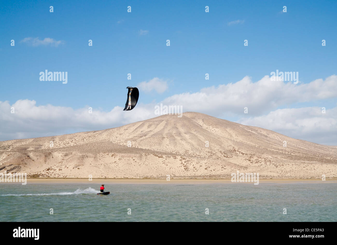 Kitesurfer nella laguna di marea sulla spiaggia di Sotavento a Fuerteventura, Isole Canarie, Spagna Foto Stock