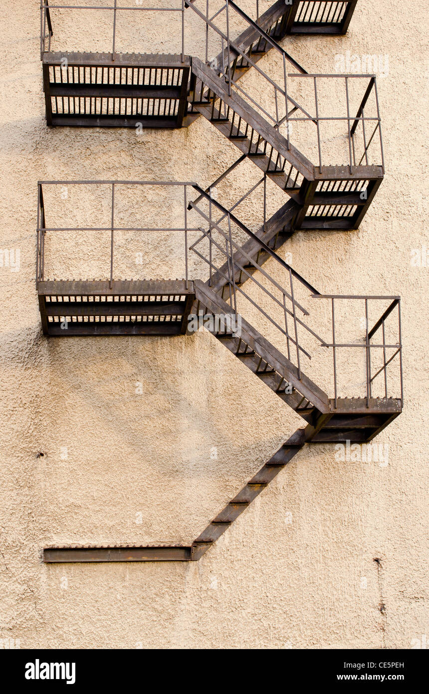 Vecchio edificio metallo uscita di emergenza scale che conducono verso il basso. Foto Stock