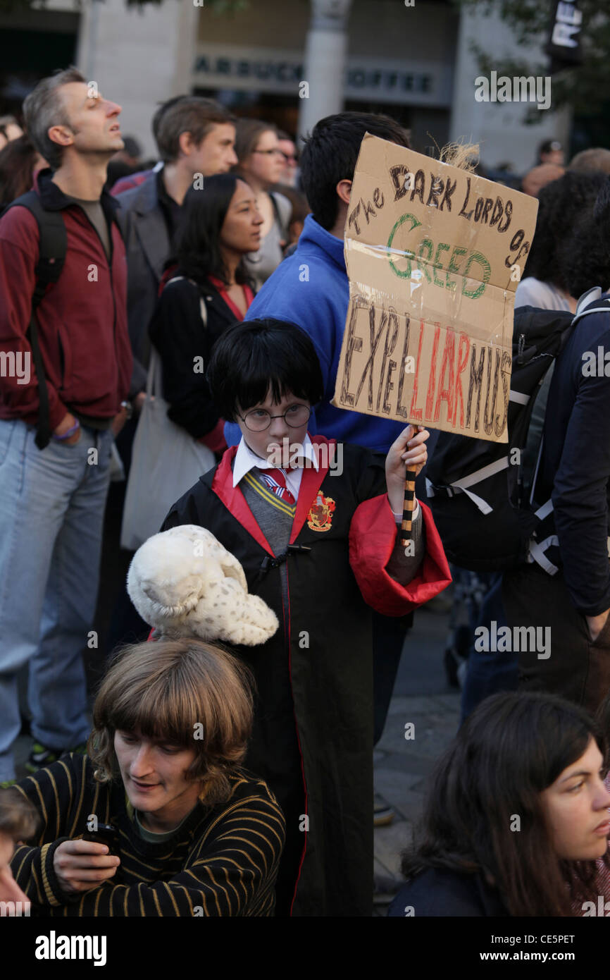 Occupare manifestanti raccogliere al di fuori di Saint Paul, Londra vicino al London Stock Exchange su 15 Ottobre 2011 Foto Stock