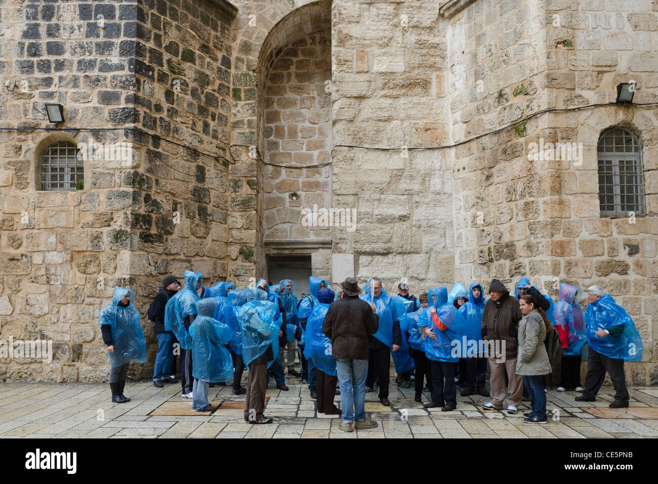 Pellegrini in plastica leggera copertura di pioggia sulla spianata del Santo Sepolcro. Gerusalemme vecchia città. Israele Foto Stock