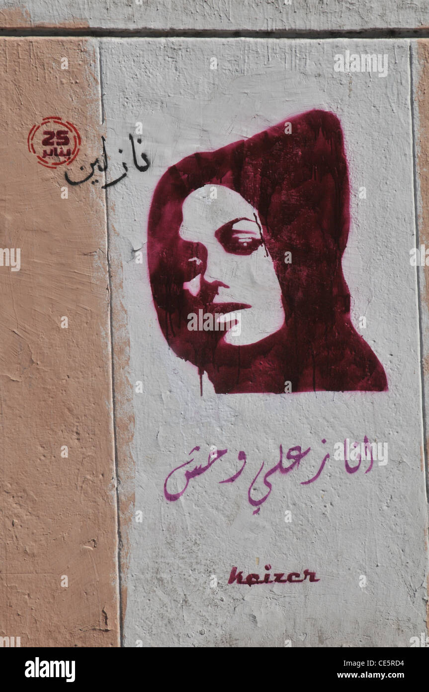 Arte di strada al Cairo, raffiguranti varie scene e le cause della rivoluzione egiziana di gennaio 2011. Foto Stock