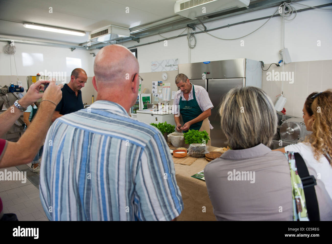 Fare freschi pesto. Sacco Giovanni Battista. Un hotel a conduzione familiare di basilico commerciale coltivatore. Genova. Italia Foto Stock