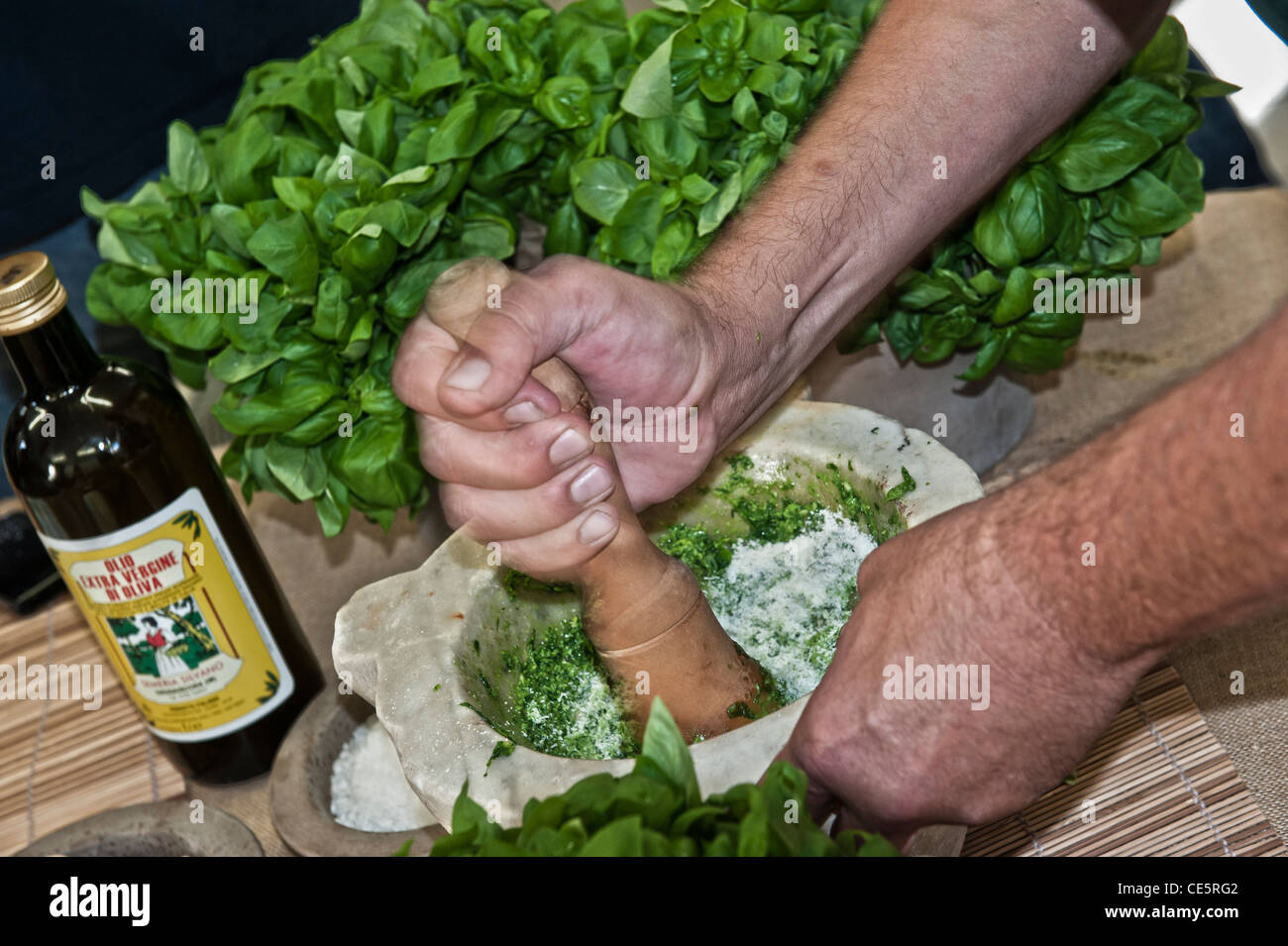 La preparazione di freschi pesto. Sacco Giovanni Battista. Un hotel a conduzione familiare di basilico commerciale coltivatore. Genova. Italia Foto Stock