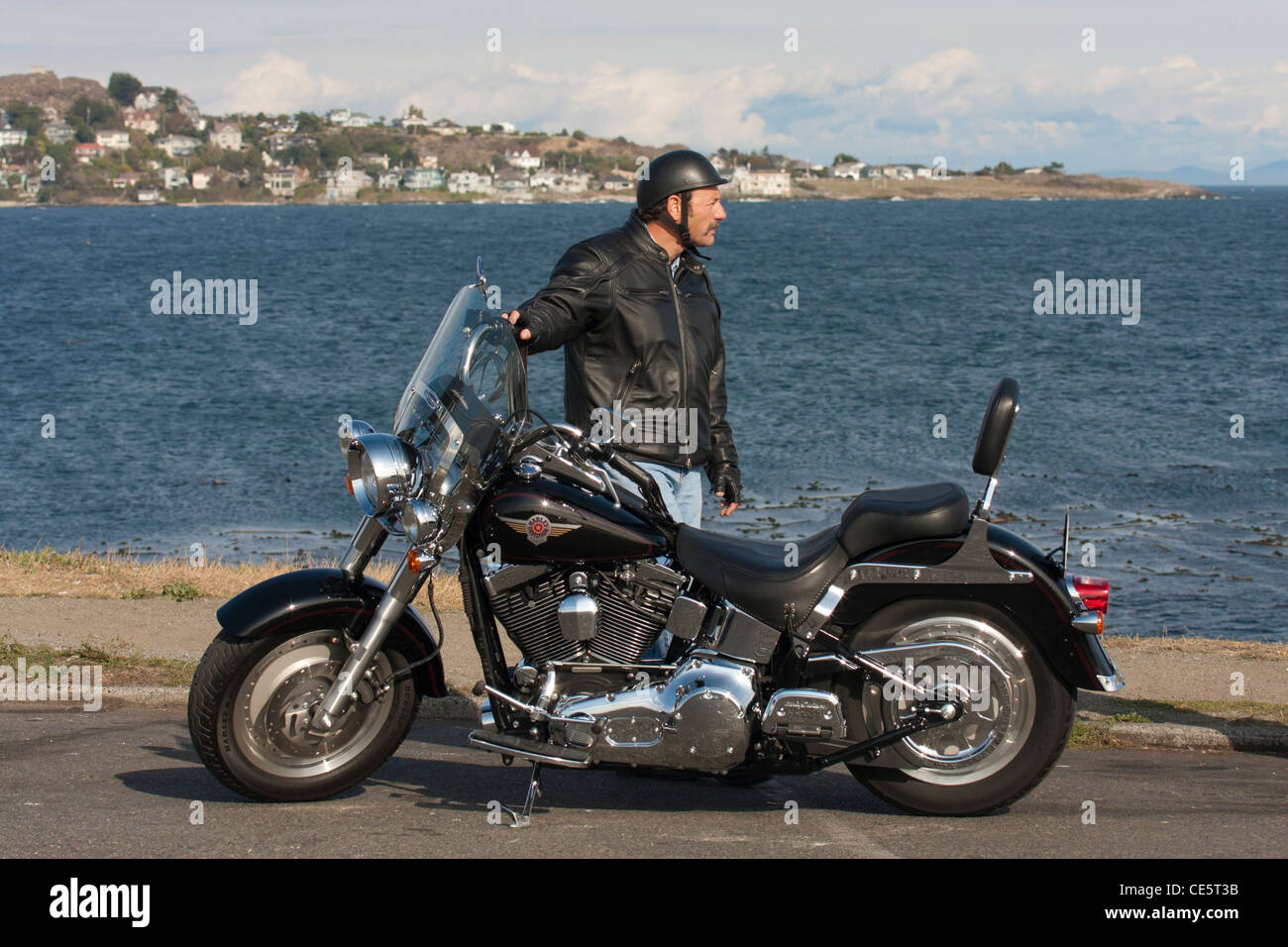 Motociclo biker e la sua Harley Davidson-Victoria, British Columbia, Canada. Foto Stock