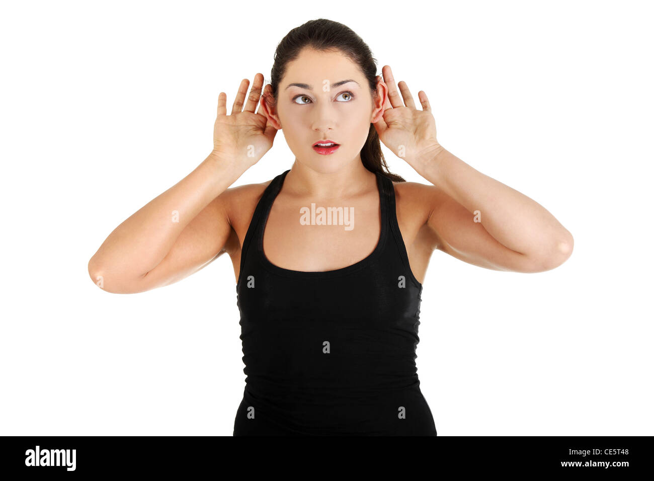 Donna sorpreso cercando di ascoltare un pettegolezzo, isolati su sfondo bianco Foto Stock