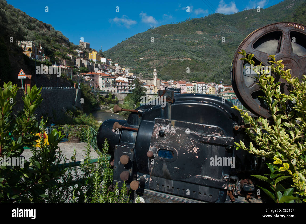 Vecchio proiettore cinema al di fuori del villaggio di Badalucco. Liguria. L'Italia. Foto Stock