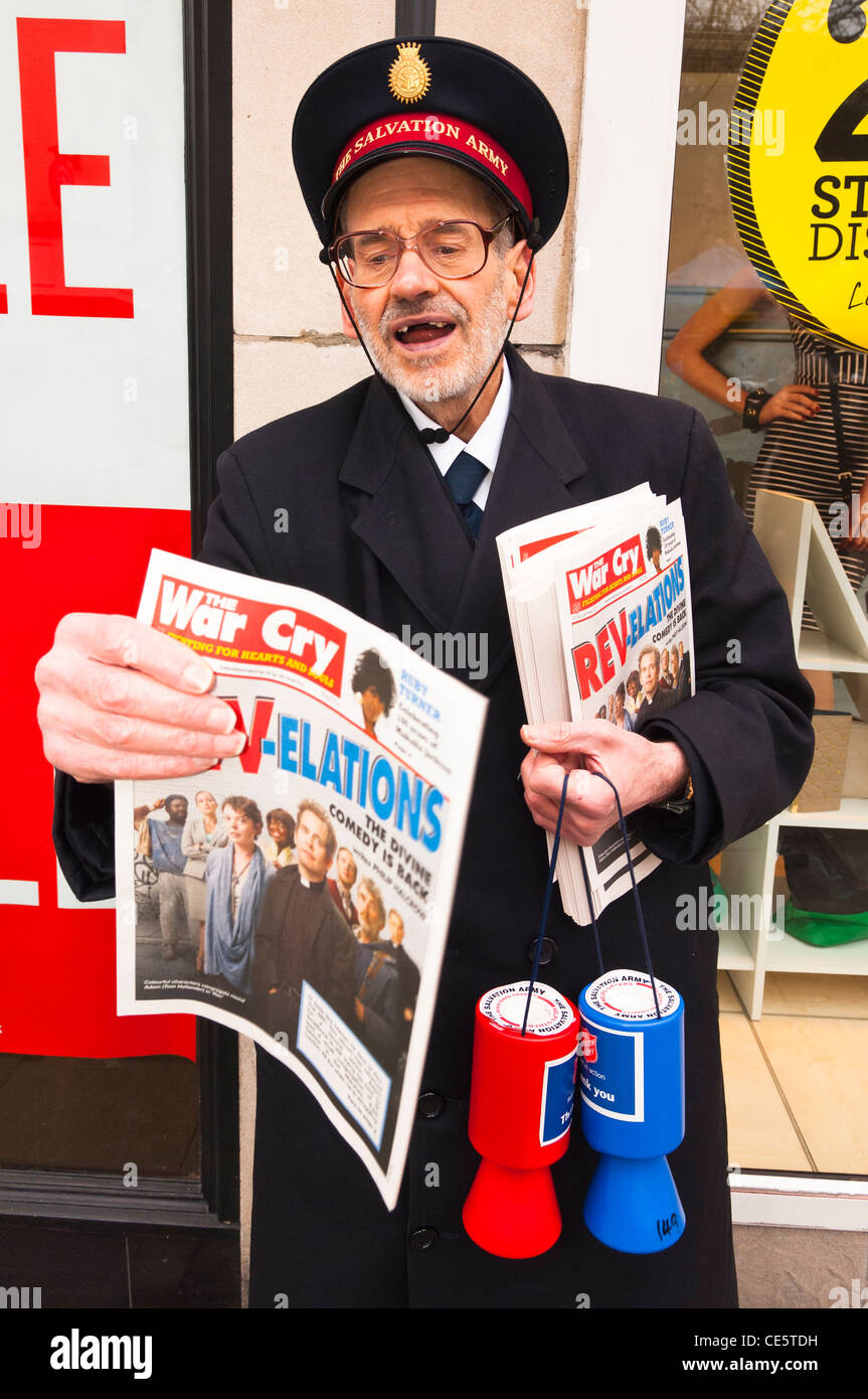 Un volontario di carità lavoratore raccogliendo denaro per l'Esercito della Salvezza in Norwich , Norfolk , Inghilterra , Inghilterra , Regno Unito Foto Stock