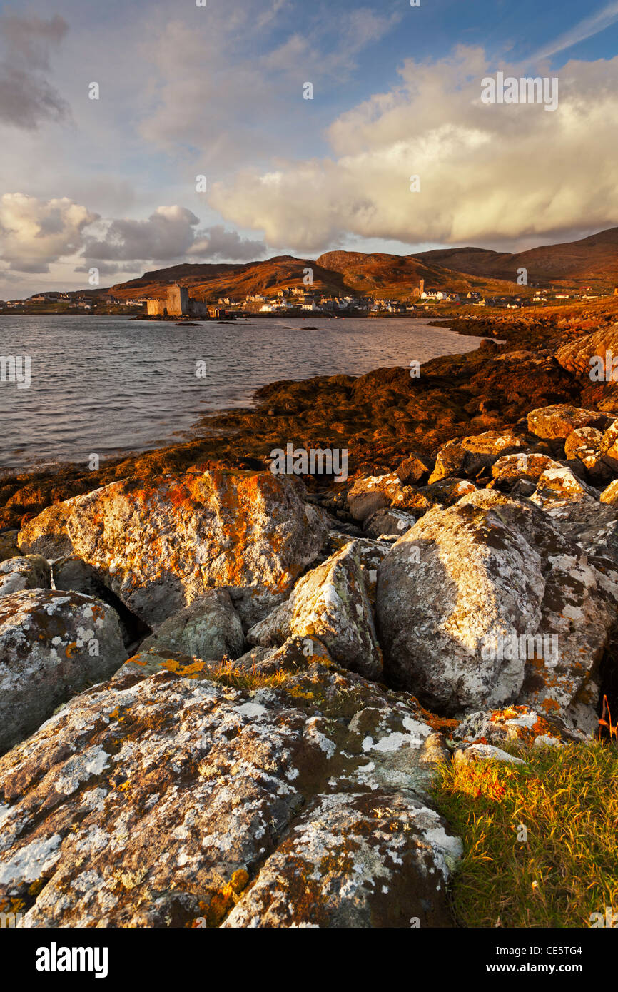 Una vista di Castlebay sull'Isle of Barra nelle Ebridi Esterne mostra Kisimul Castello e varie case ed edifici. Foto Stock