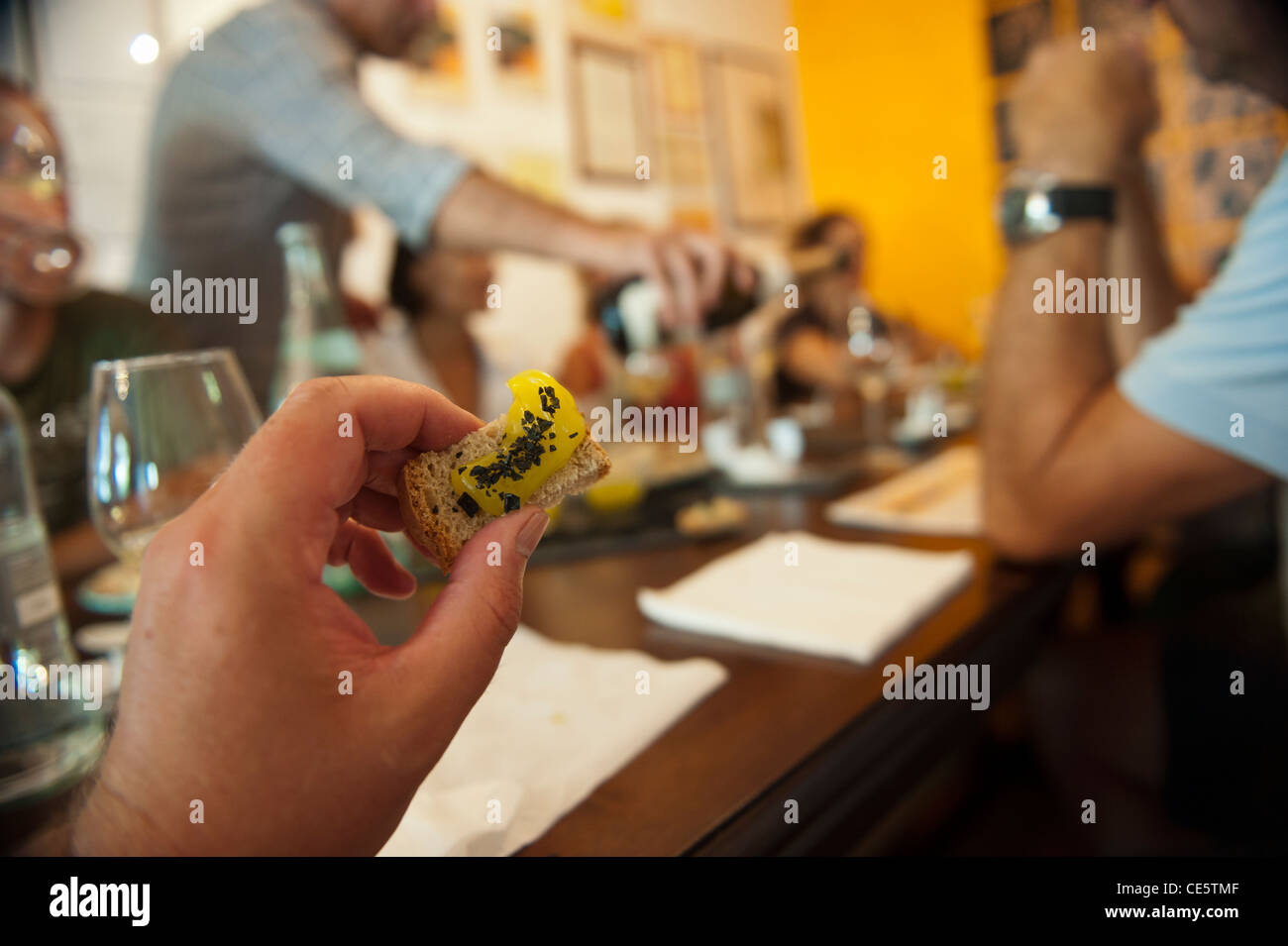 Degustazione dell'olio di oliva presso il frantoio della coppia Franco Boeri Roi e sua moglie Scarlett. Badalucco. Liguria. L'Italia. Foto Stock