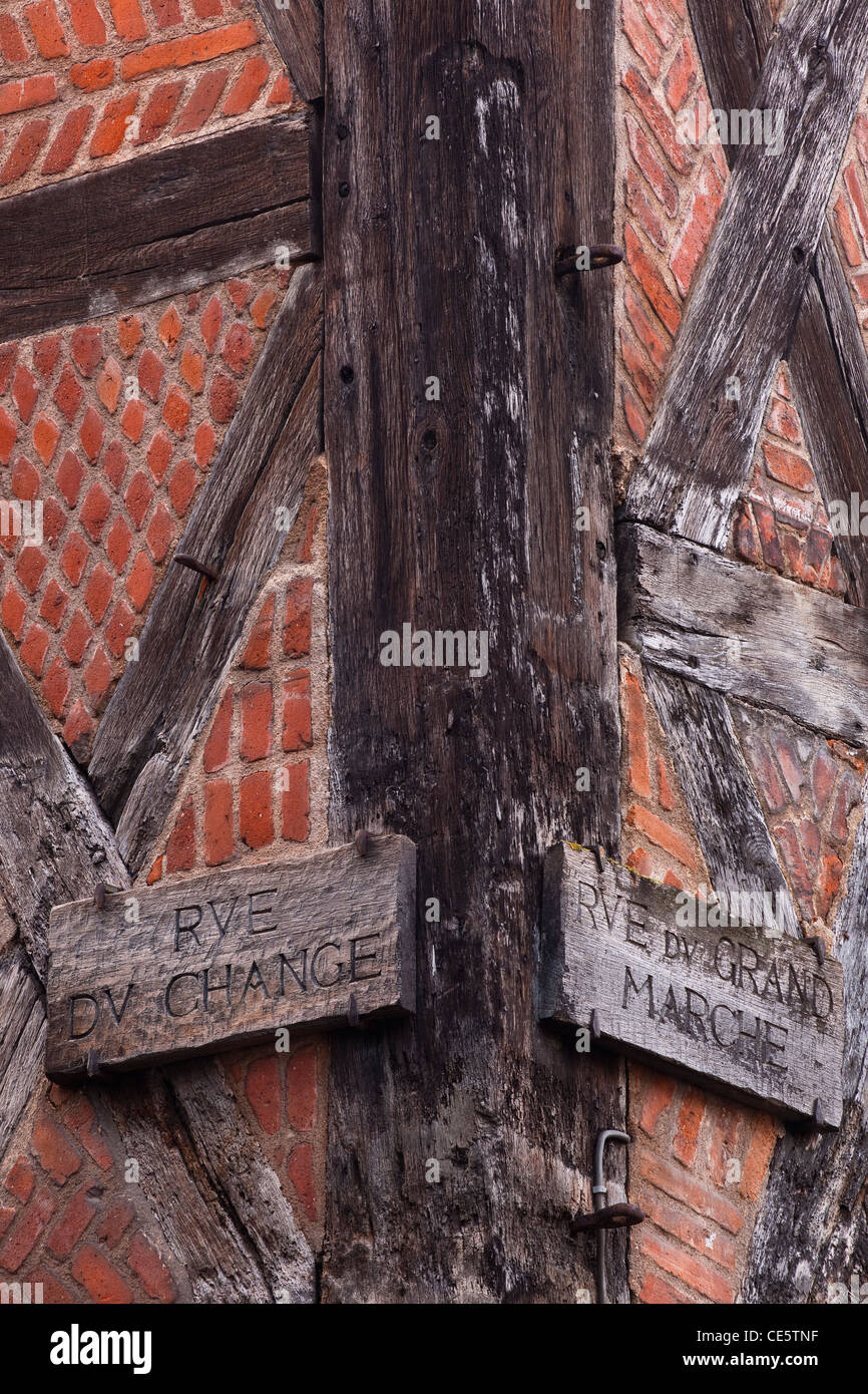 Due antiche in legno segni di strada in Piazza Plumereau, old Tours, Francia. Foto Stock