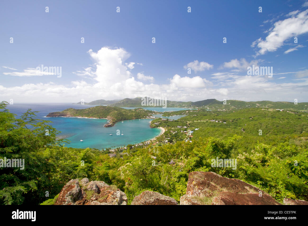 La vista verso Nelson's Historic Dockyard e English Harbour da Shirley Heights, Antigua WI, nei Caraibi Foto Stock