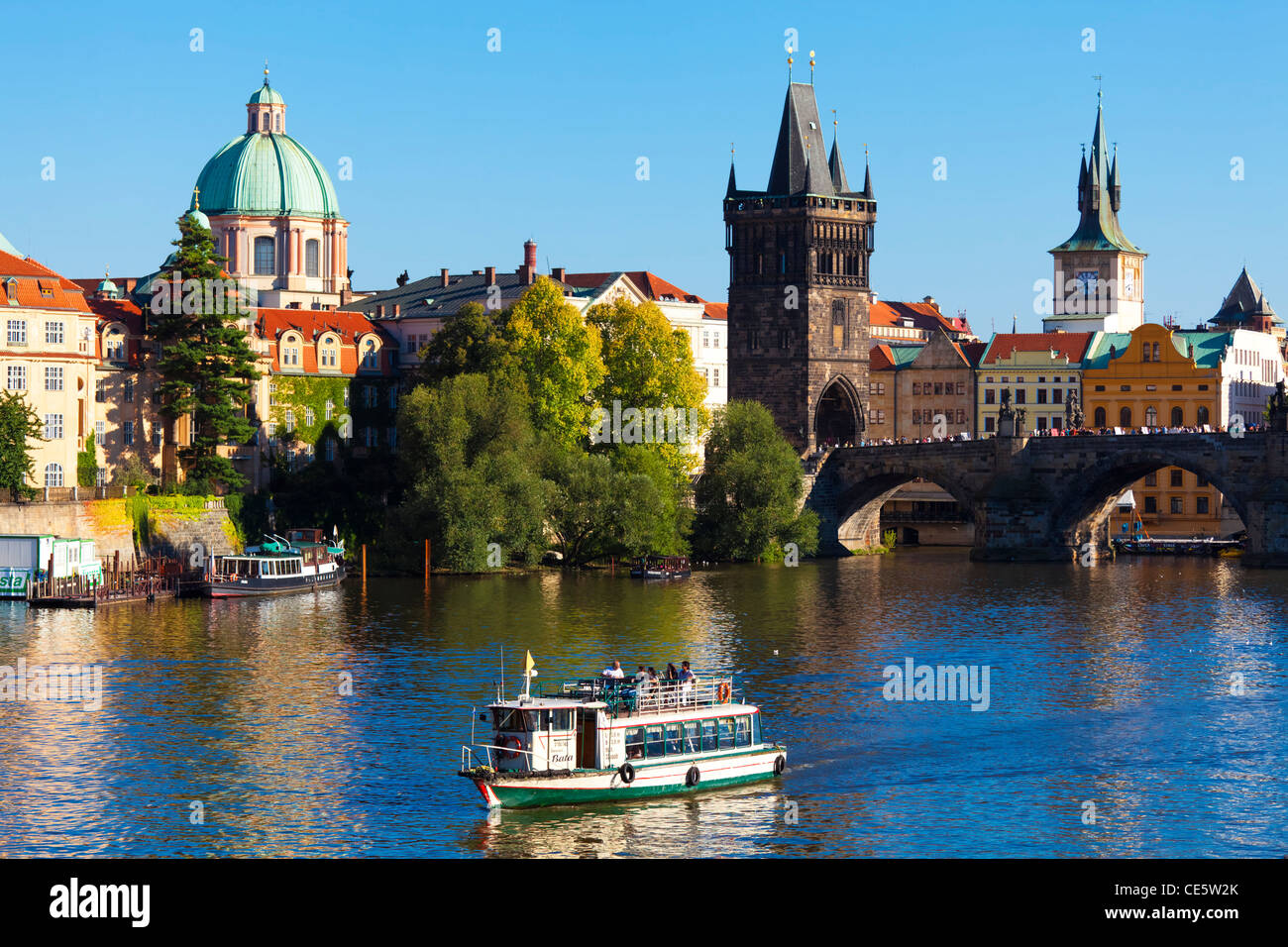 Praga, Repubblica Ceca - battello sulla Moldava vicino al Ponte di Carlo Foto Stock