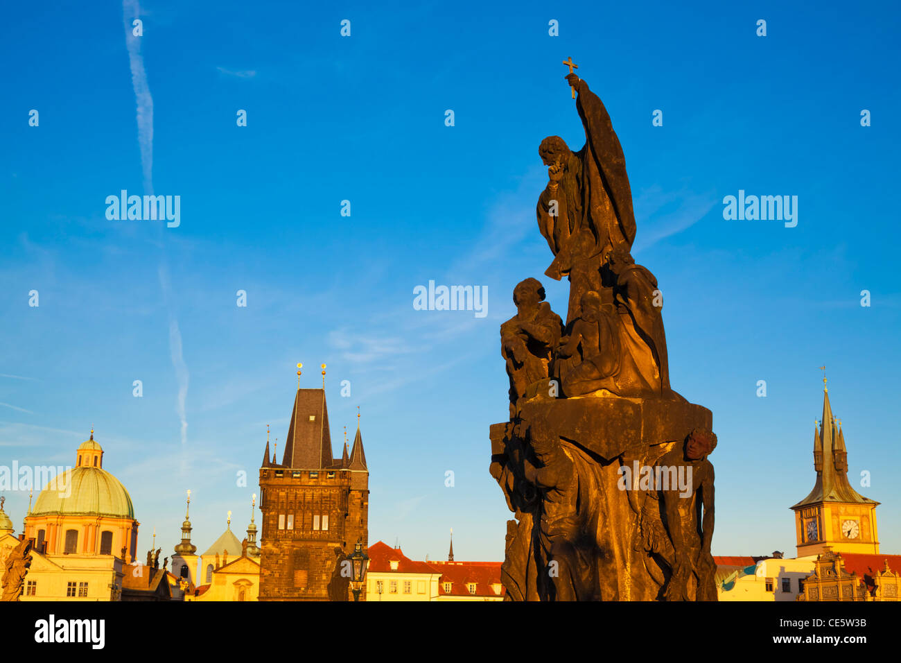 Statua di San Francesco Saverio, Charles Bridge, Praga, Repubblica Ceca Foto Stock