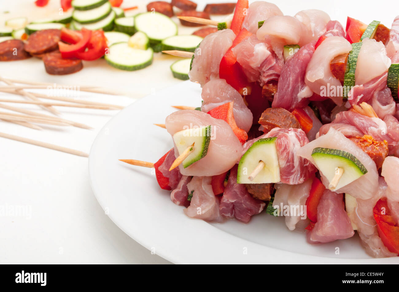 Shish kebab - spiedino di legno con pollo e carne di maiale, salsicce, peperoni, zucchine Foto Stock