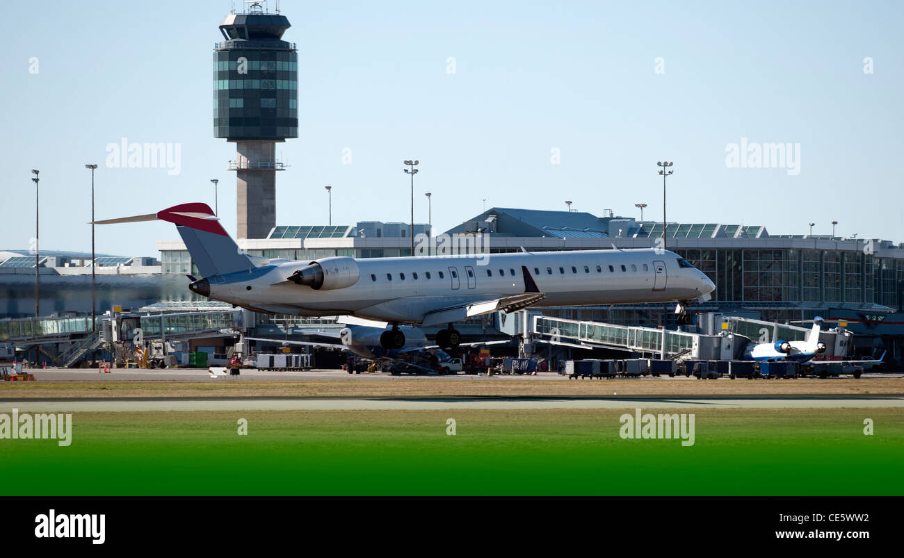 Twin-jet Boeing MD-80 aereo commerciale di atterraggio in Vancouver Foto Stock