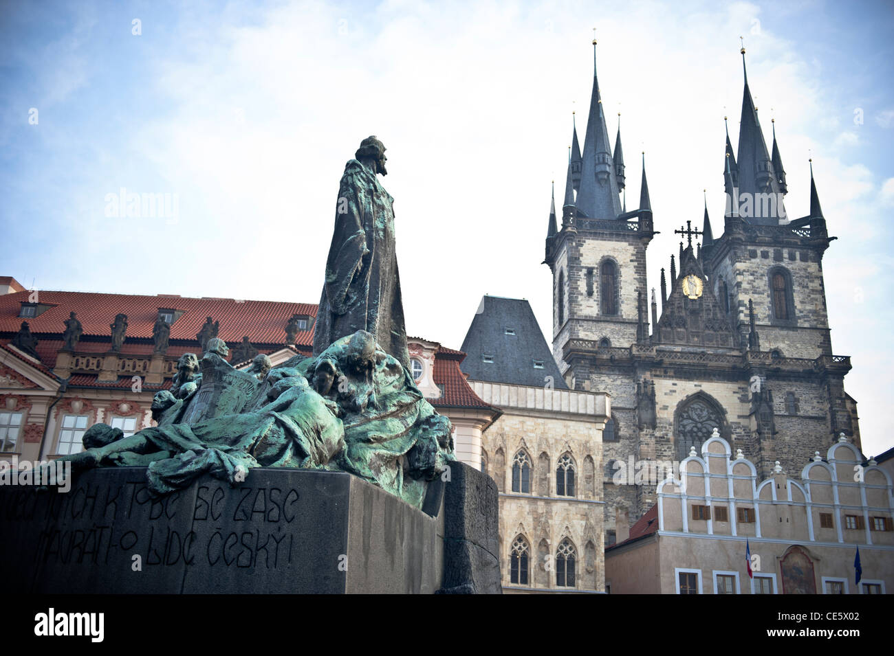 Vista del Jan Hus monumento presso la Piazza della Città Vecchia con la Chiesa di Tyn in background, Praga, Repubblica Ceca Foto Stock