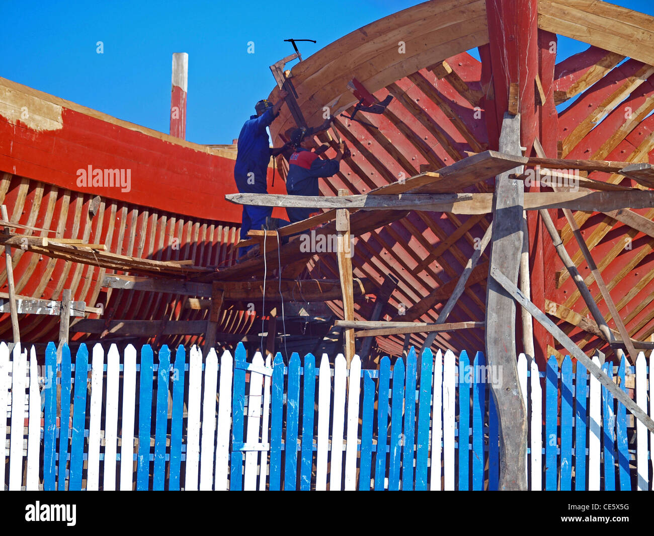 Scafo in legno di barca da pesca in costruzione, Essaouira, Marocco Foto Stock