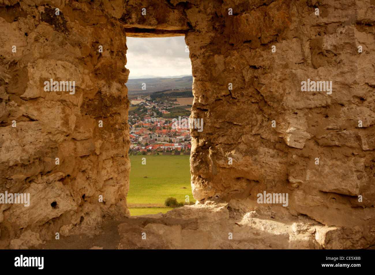 Una finestra interna di Spiskky Castello che domina la città vecchia in Slovacchia Foto Stock