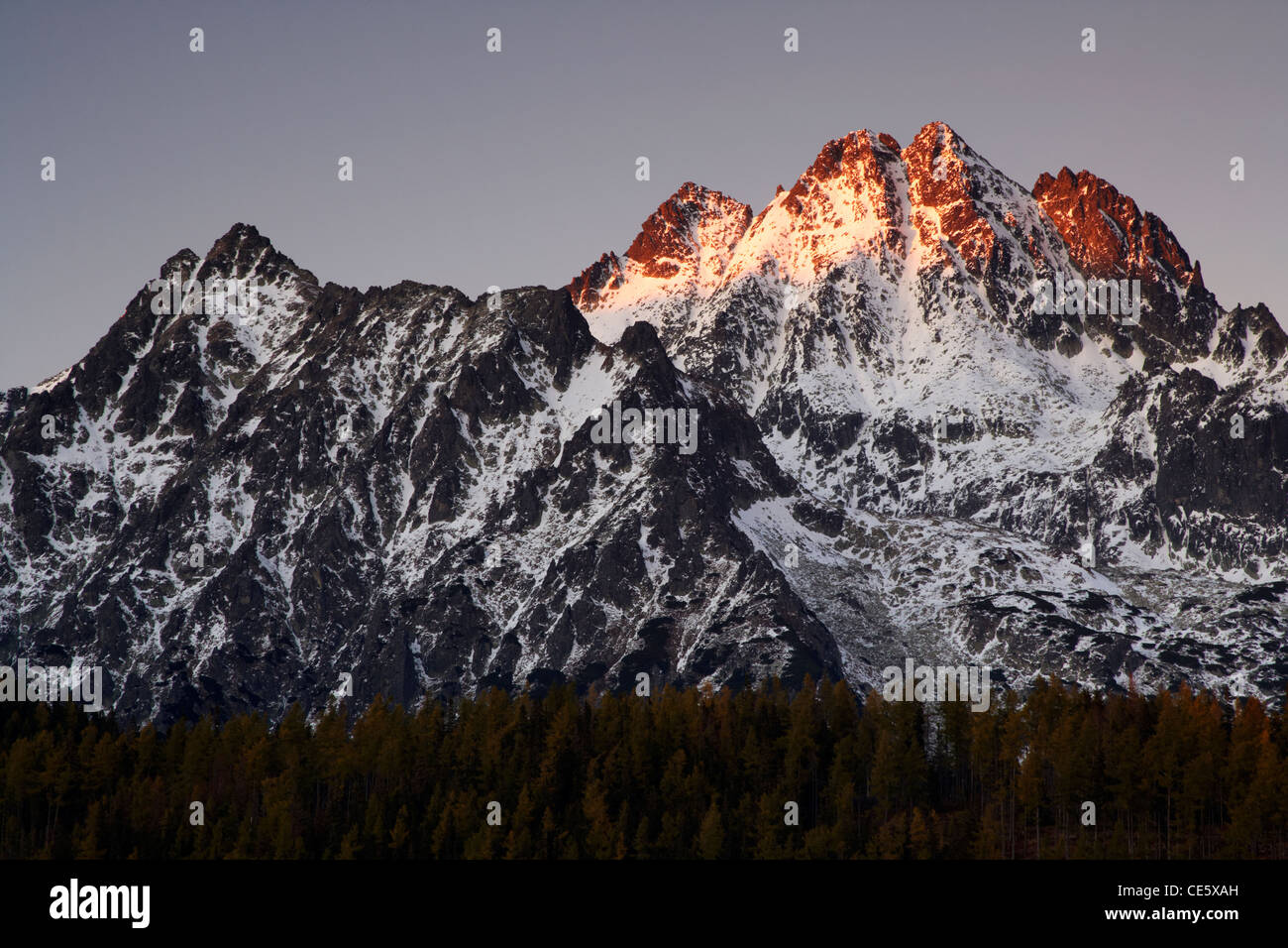 Ultima luce su Tatra picchi di montagna Foto Stock