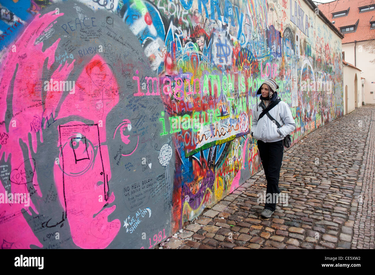 Turistico a John Lennon tribute parete in Mala Strana di Praga, Repubblica Ceca Foto Stock