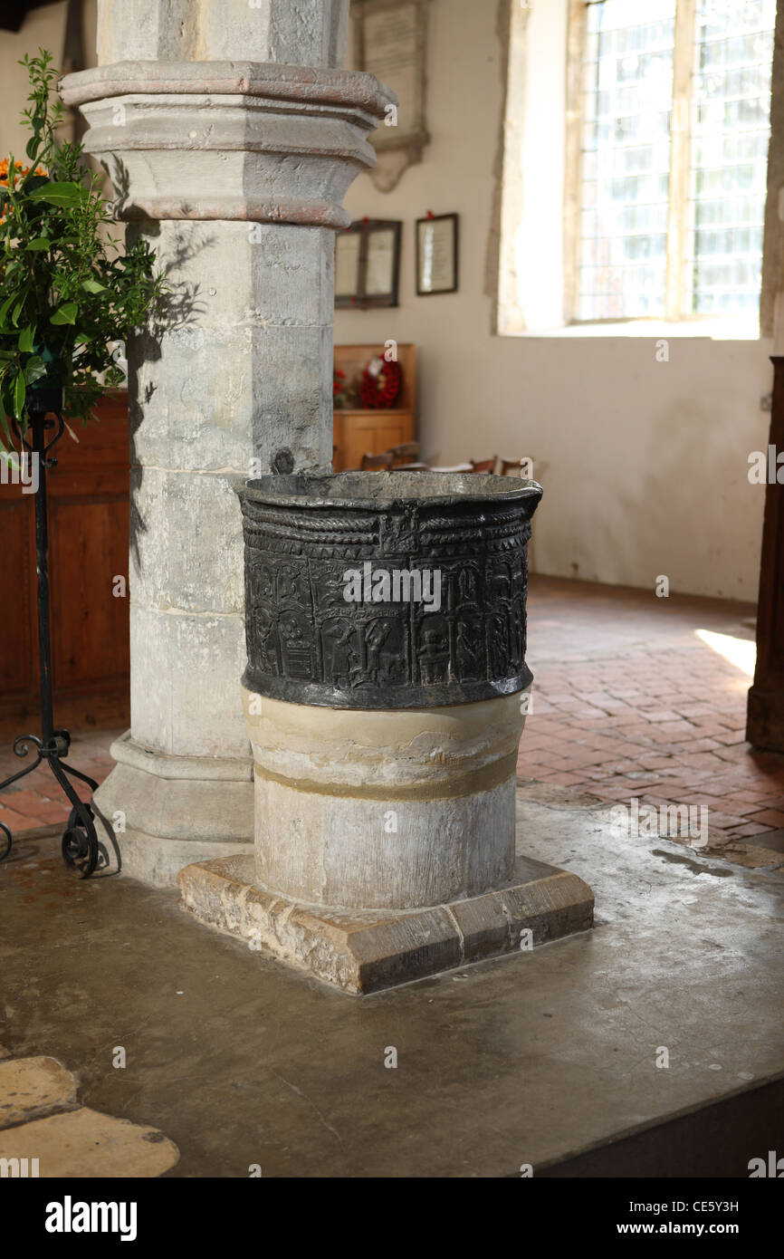 Font di piombo nella chiesa di Sant'Agostino, Brookland, Kent Foto Stock