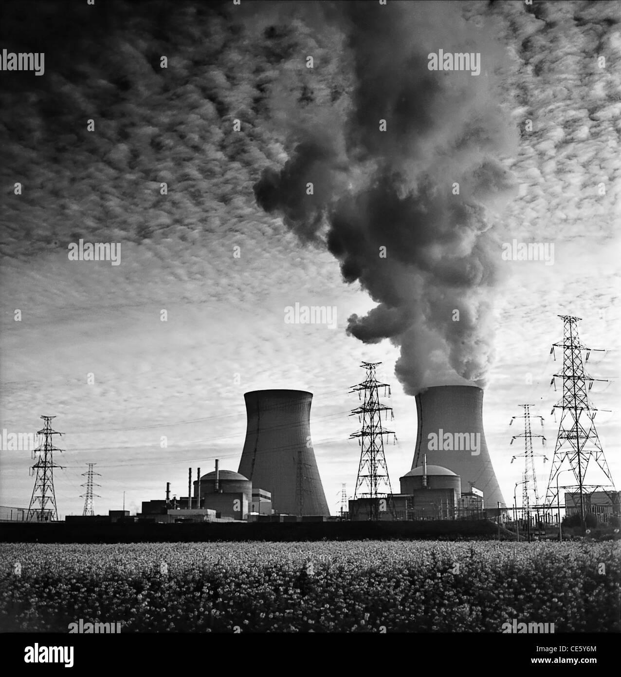 Centrale nucleare di torri di raffreddamento monochroom energia atomica dà pericolo di inquinamento radioattivo Foto Stock