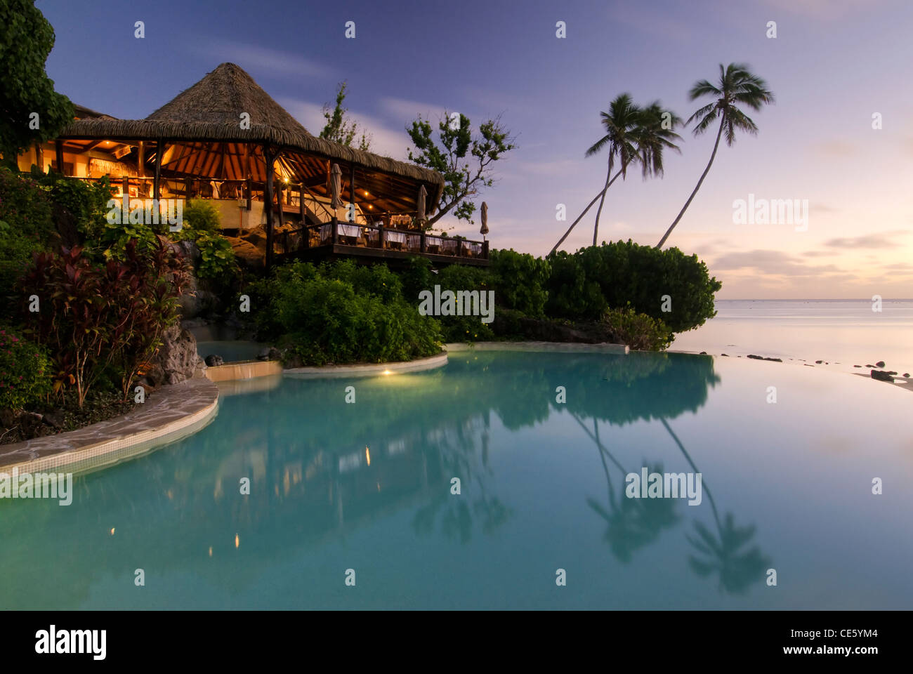 Pacific Resort la piscina infinity, Aitutaki, Isole Cook, South Pacific. Tramonto Foto Stock