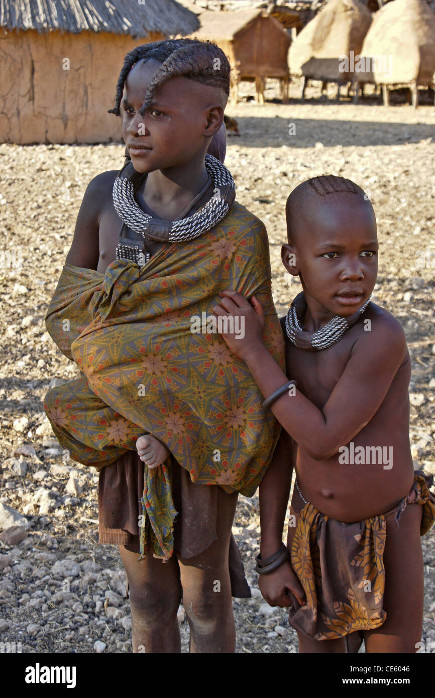 Himba bambini nel villaggio nei pressi di Opuwo, Namibia Foto Stock