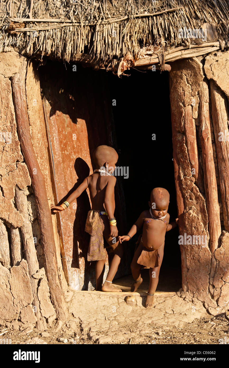 Himba bambini davanti a casa nel villaggio nei pressi di Opuwo, Namibia Foto Stock