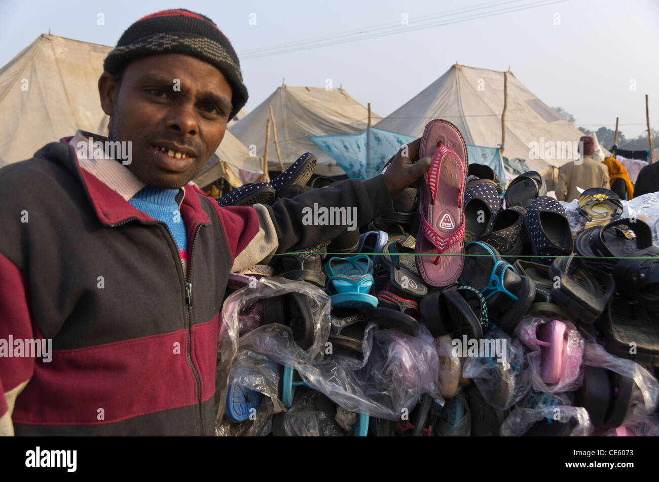 Una scarpa venditore presso Magh Mela, Sangam, Allahabad, India Foto Stock