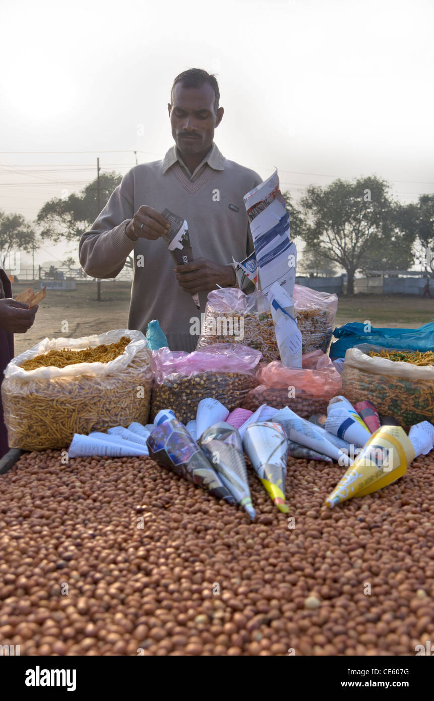 Un'arachide e gli snack fritti venditore al Magh Mela, Sangam, Allahabad, India Foto Stock