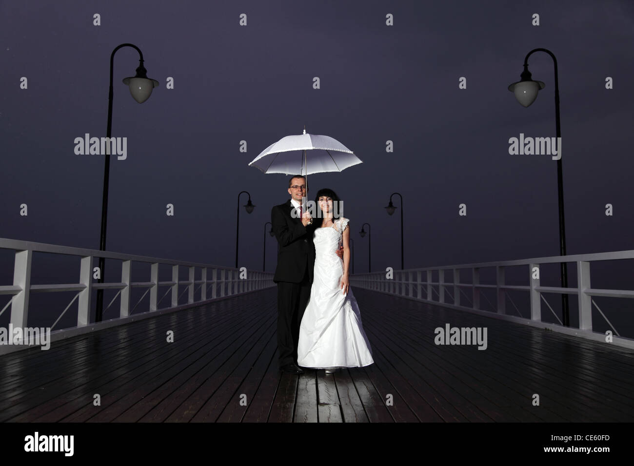 Sposa e lo sposo, pier cielo notturno lampada luce Foto Stock