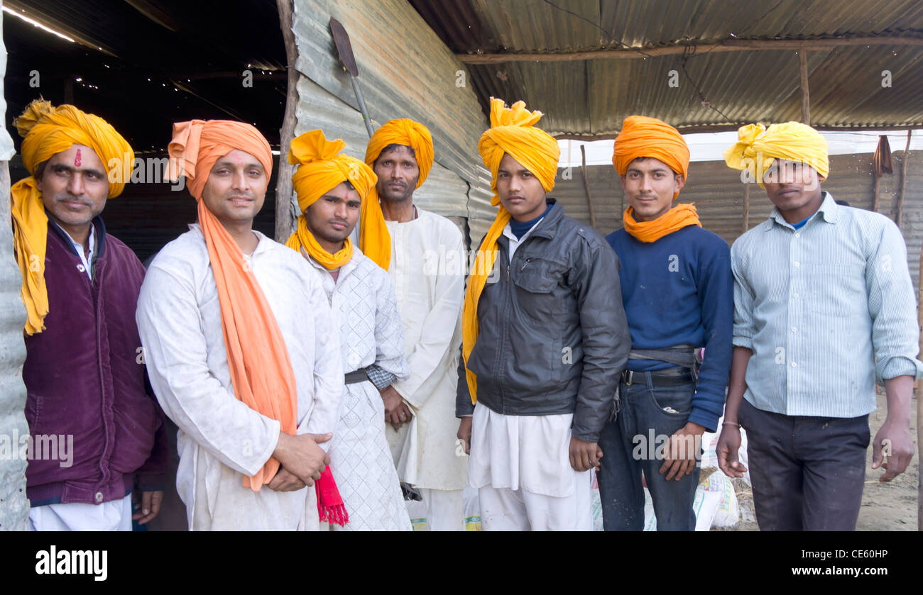 Un gruppo di giovani volontari per la cottura per pellegrini indù a Magh Mela, Sangam, Allahabad Foto Stock