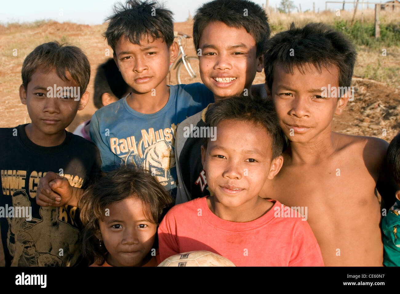 Un gruppo di bambini che vivono in condizioni di povertà sono godere il loro pomeriggio in Ban polmonari, Cambogia. Foto Stock