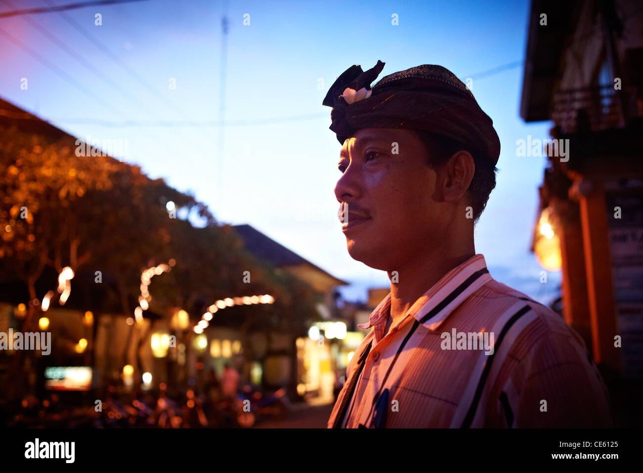 Uomo Balinese su strada di notte, Ubud Indonesia Foto Stock