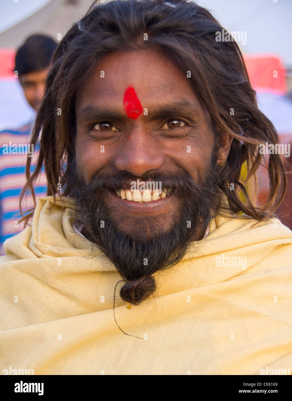 Un uoung, barbuto, indù pellegrino barbuto con red tilak a Sangam, Allahabad, India Foto Stock
