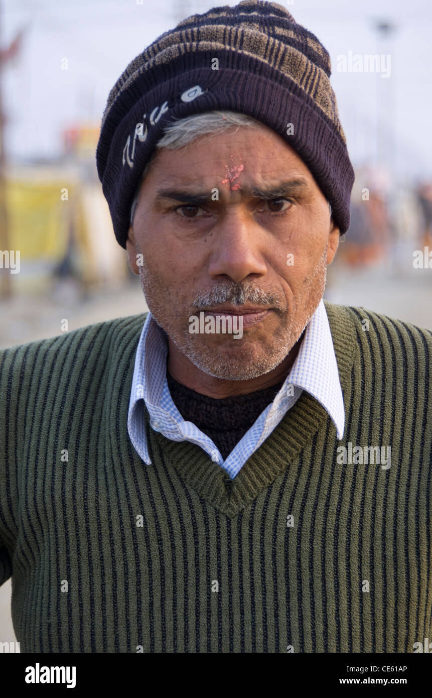 Coppia indiani moderni uomo con tilak, Magh Mela, Sangam, Allahabad, India Foto Stock