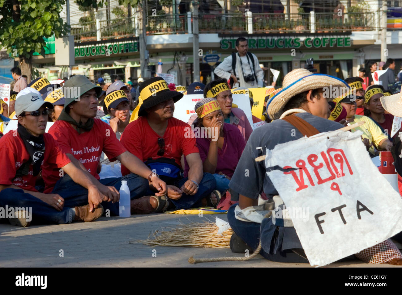 Gli attivisti riempire le strade di voice opposizione alla proposta di una bi-CI laterale della Thailandia il libero commercio agrement debitamente compilato e firmato a Chiang Mai, Thailandia. Foto Stock