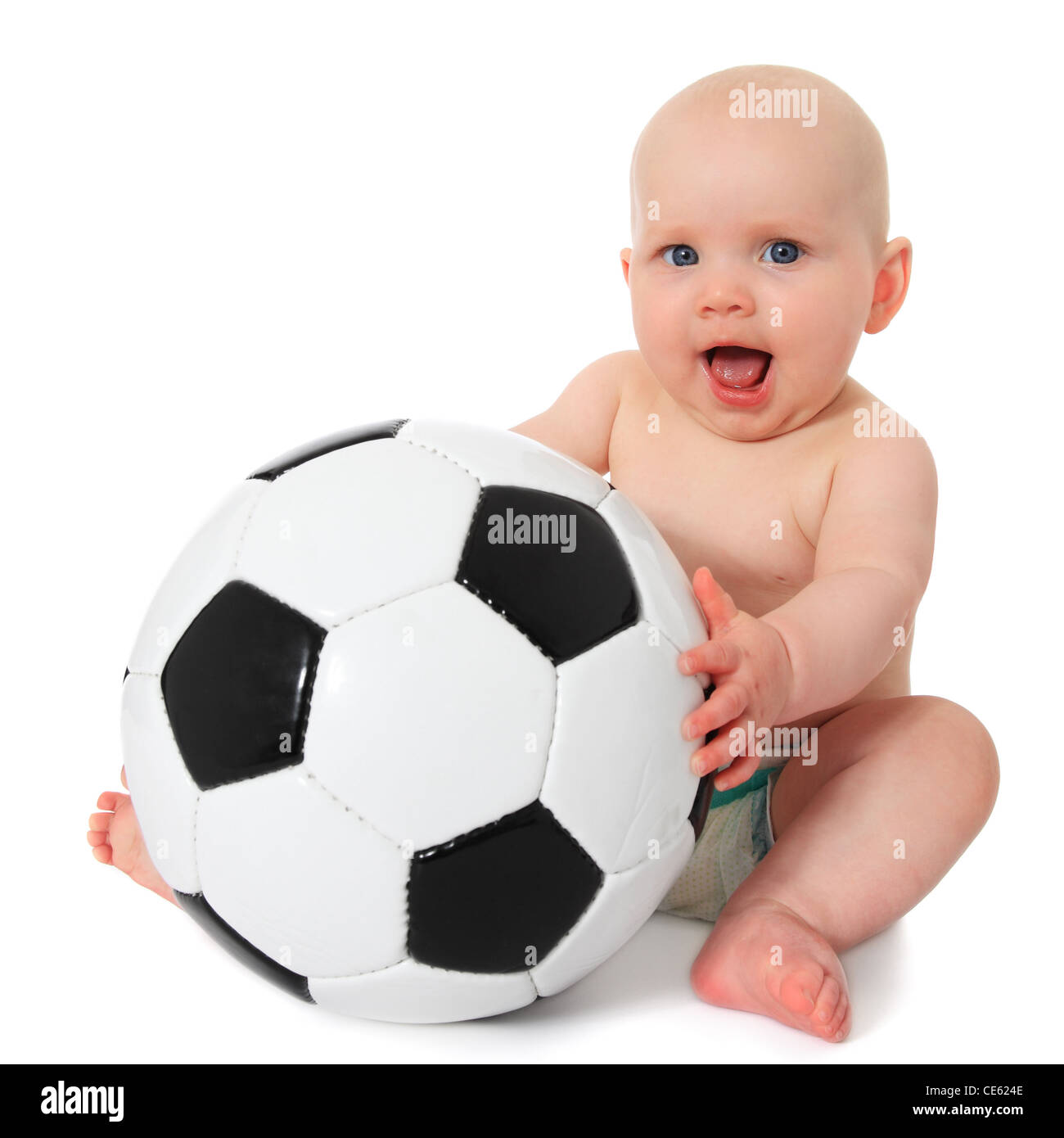 Carino caucasian baby giocando con il pallone da calcio. Tutto su sfondo bianco. Foto Stock