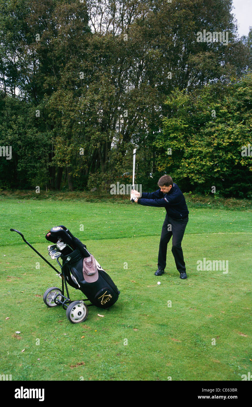 Golf golfer indiano che gioca a golf che colpisce la sfera ; India ; Asia ; MR 524 Foto Stock